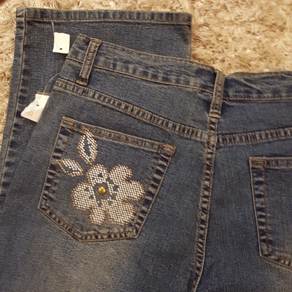 new women's floral bedazzelled mischca crop jean 6 - Picture 2 of 3